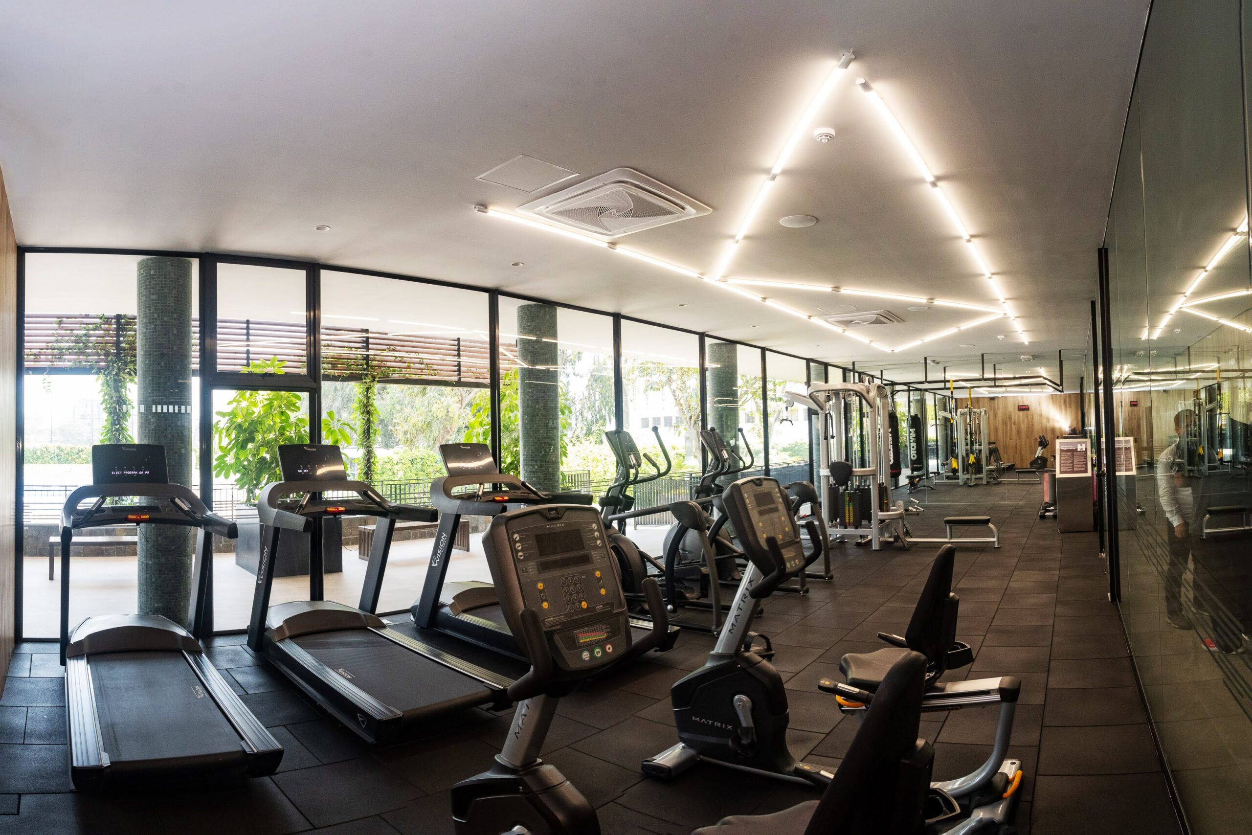 Club Hebraica - Lima Proyecto de gimnasio, trotadoras matrix, multi estacion activeit, banco regulable, elipticas, bicicletas, maquinas de gimnasio