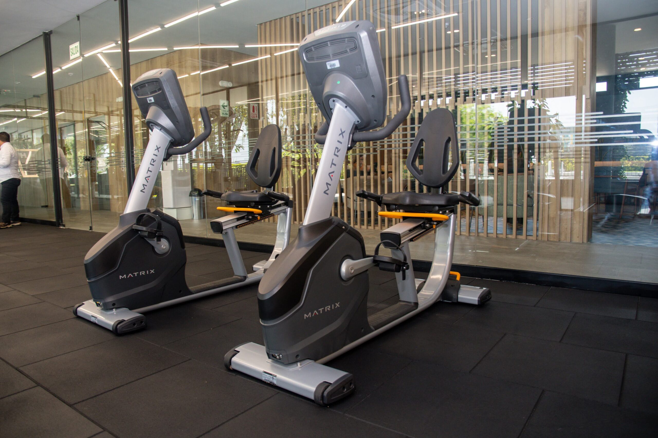 Club Hebraica - Lima Proyecto de gimnasio, trotadoras matrix, multi estacion activeit, banco regulable, elipticas, bicicletas, maquinas de gimnasio