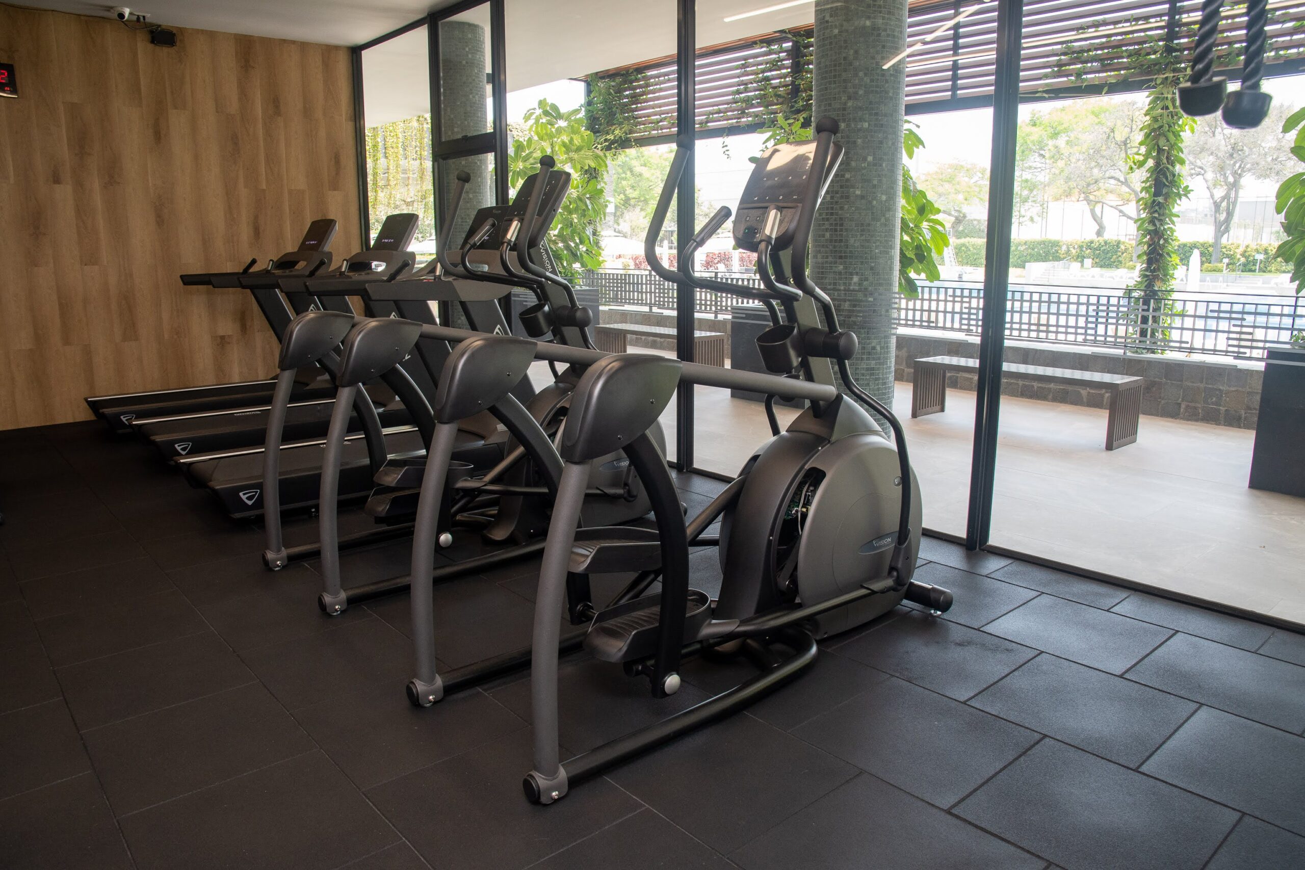 Club Hebraica - Lima Proyecto de gimnasio, trotadoras matrix, multi estacion activeit, banco regulable, elipticas, bicicletas, maquinas de gimnasio