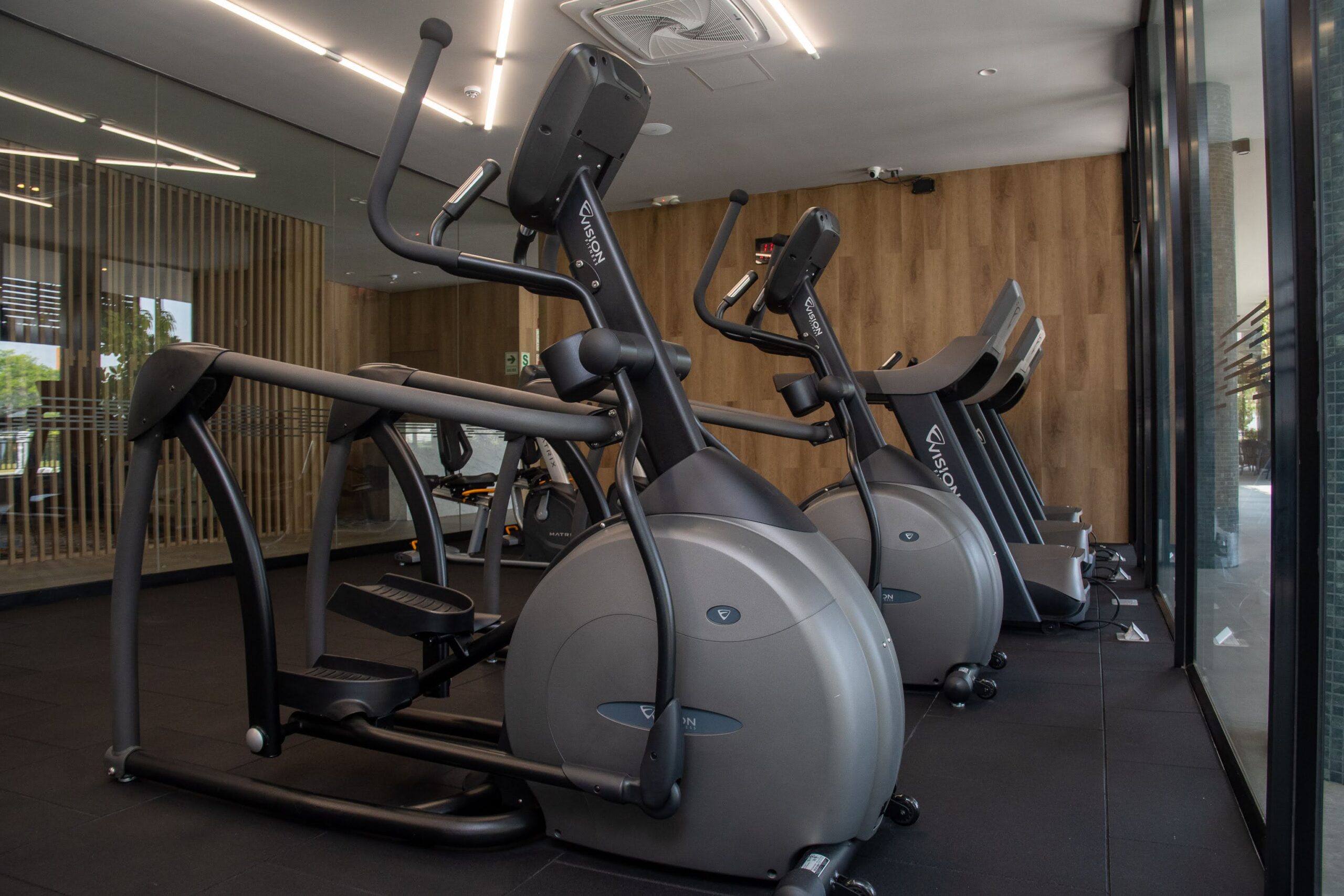 Club Hebraica - Lima Proyecto de gimnasio, trotadoras matrix, multi estacion activeit, banco regulable, elipticas, bicicletas, maquinas de gimnasio