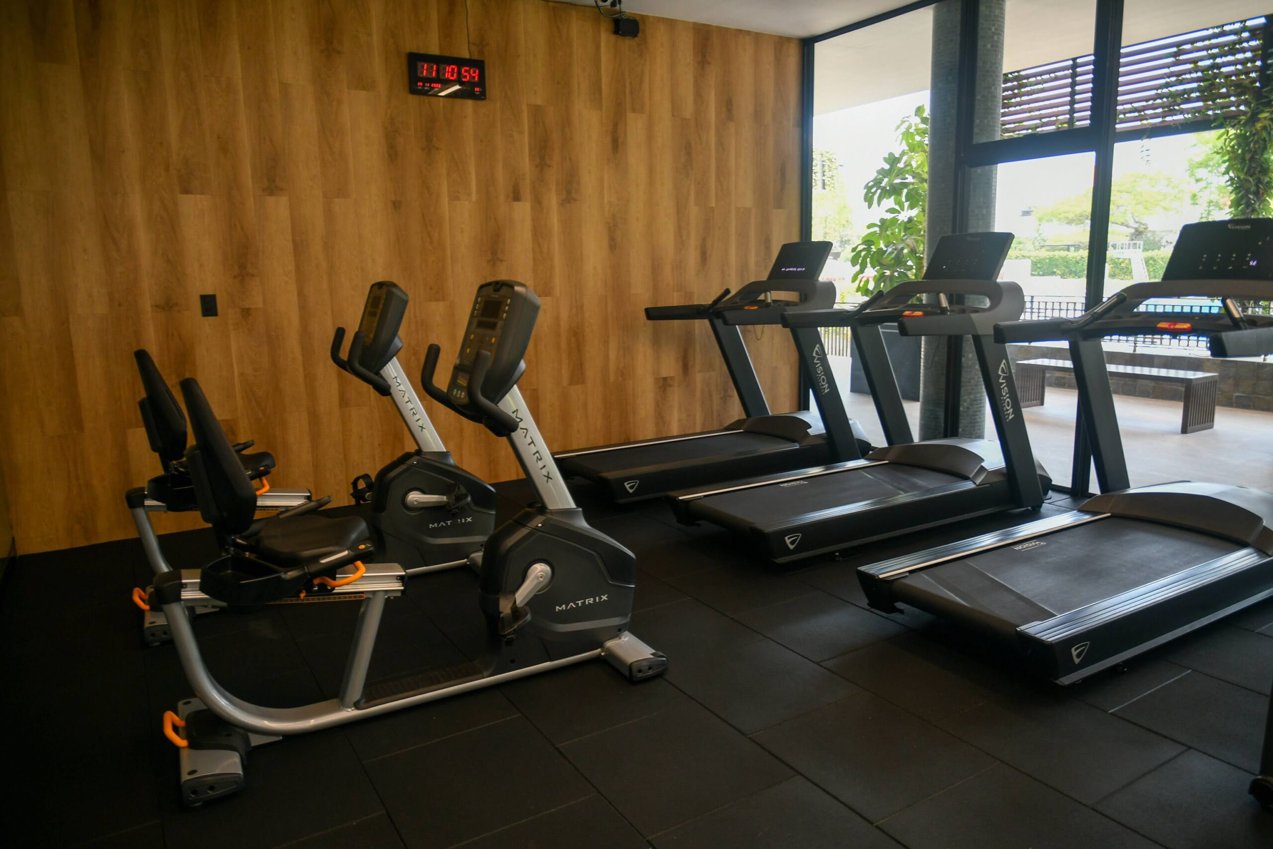 Club Hebraica - Lima Proyecto de gimnasio, trotadoras matrix, multi estacion activeit, banco regulable, elipticas, bicicletas, maquinas de gimnasio