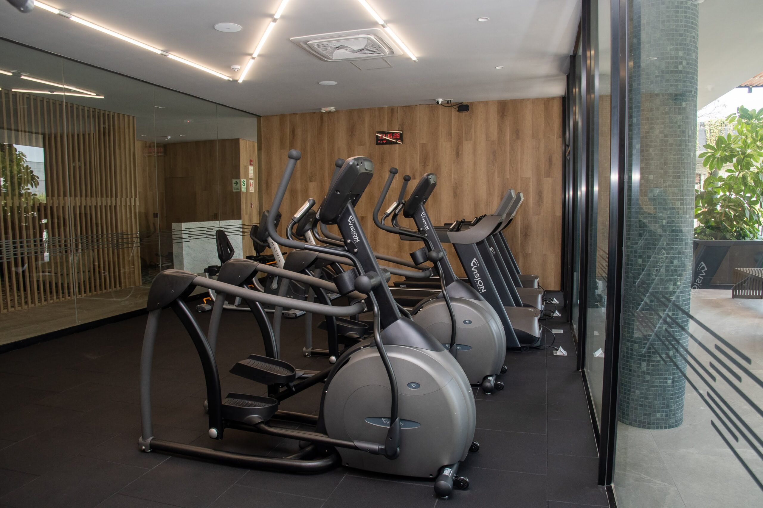 Club Hebraica - Lima Proyecto de gimnasio, trotadoras matrix, multi estacion activeit, banco regulable, elipticas, bicicletas, maquinas de gimnasio
