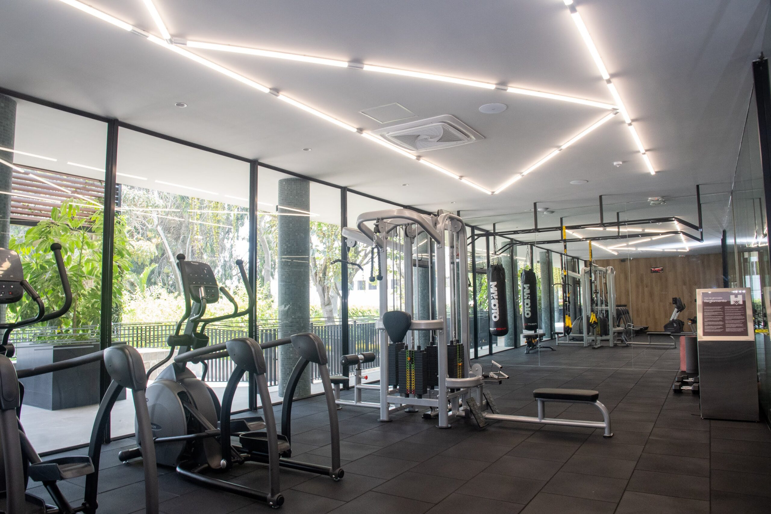 Club Hebraica - Lima Proyecto de gimnasio, trotadoras matrix, multi estacion activeit, banco regulable, elipticas, bicicletas, maquinas de gimnasio