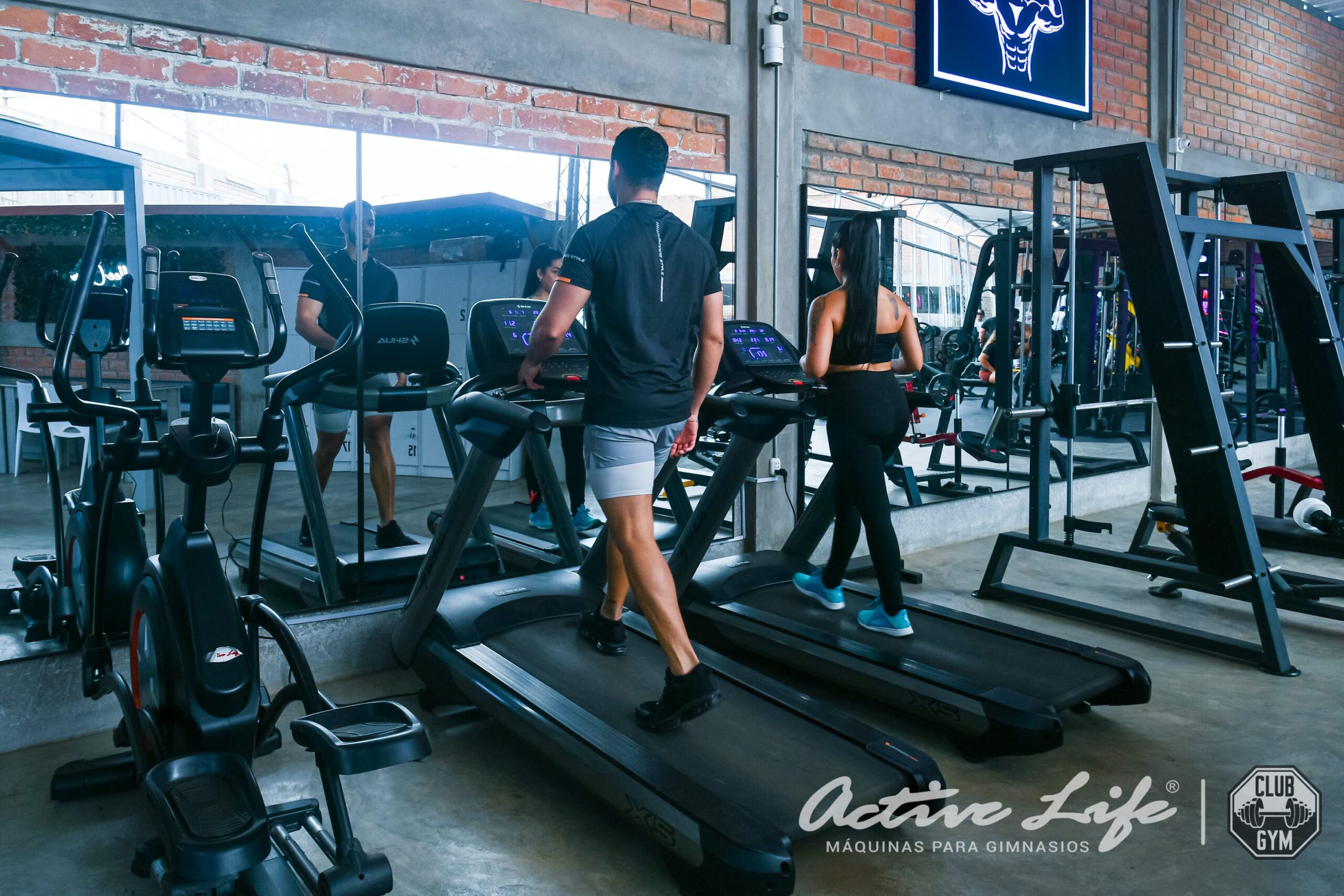 Clubgym - Chincha - Activelife Gimnasio - Smith - Prensa 45 - Sentadilla - Man cuernas - extencion de piernas - Femorales - Poleas - Trotadoras