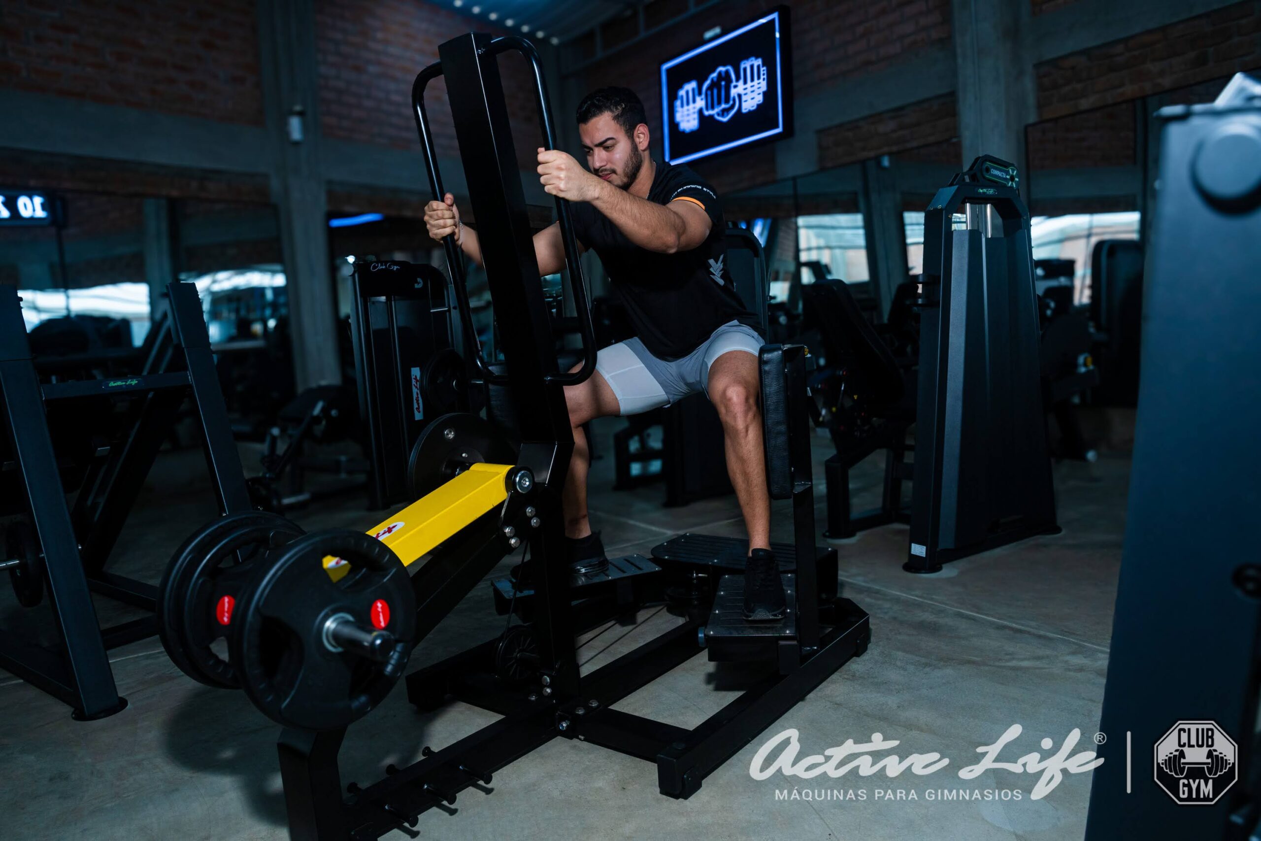 Clubgym - Chincha - Activelife Gimnasio - Smith - Prensa 45 - Sentadilla - Man cuernas - extencion de piernas - Femorales - Poleas - Trotadoras