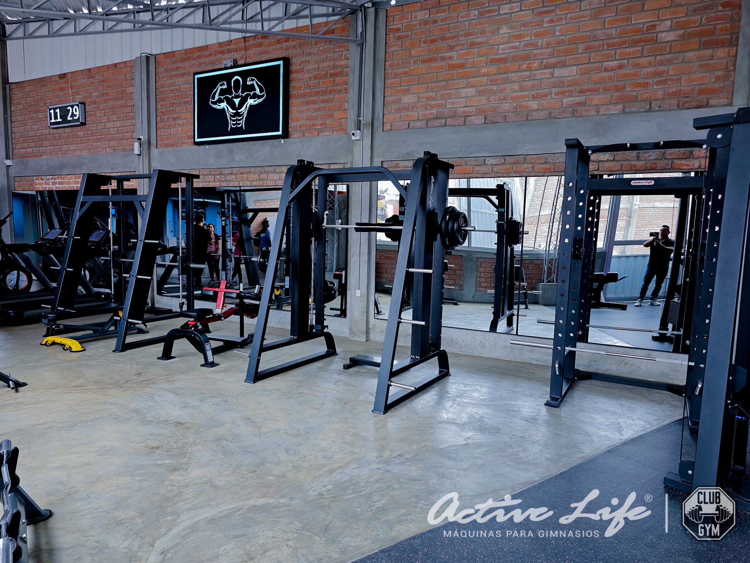 Clubgym - Chincha - Activelife Gimnasio - Smith - Prensa 45 - Sentadilla - Man cuernas - extencion de piernas - Femorales - Poleas - Trotadoras